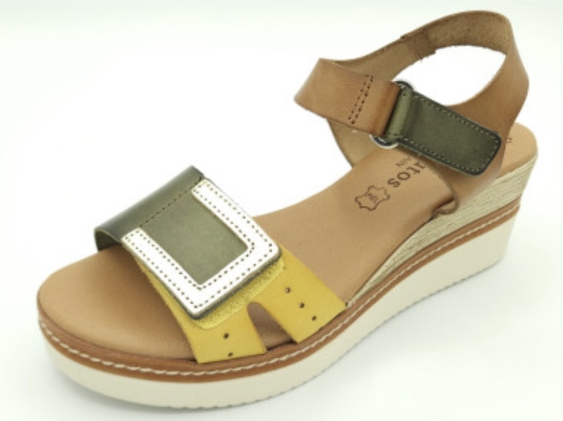 Sandàlia de tascó mitjà en pell kaki i mostassa 558 d'EVA FRUTOS. M-121