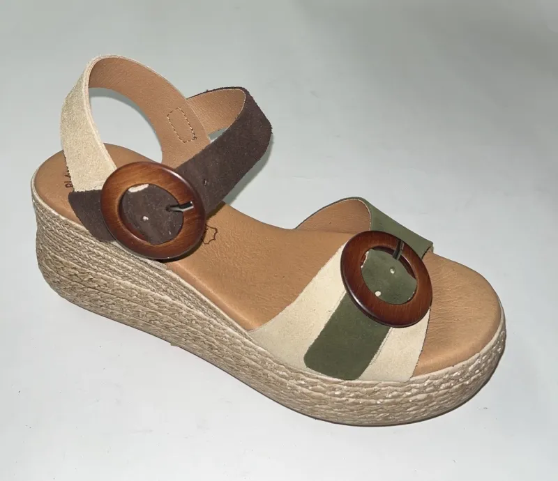 Sandàlies de plataforma en pell kaki combinat amb beix 3777 d'EVA FRUTOS. M-125